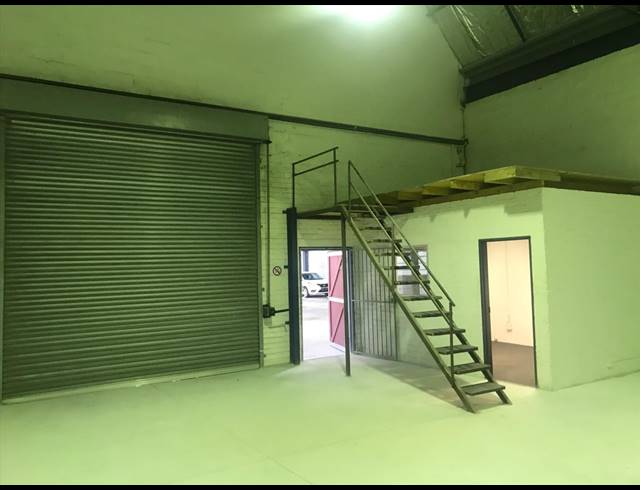 333M² WAREHOUSE RENTED IN WOODSTOCK